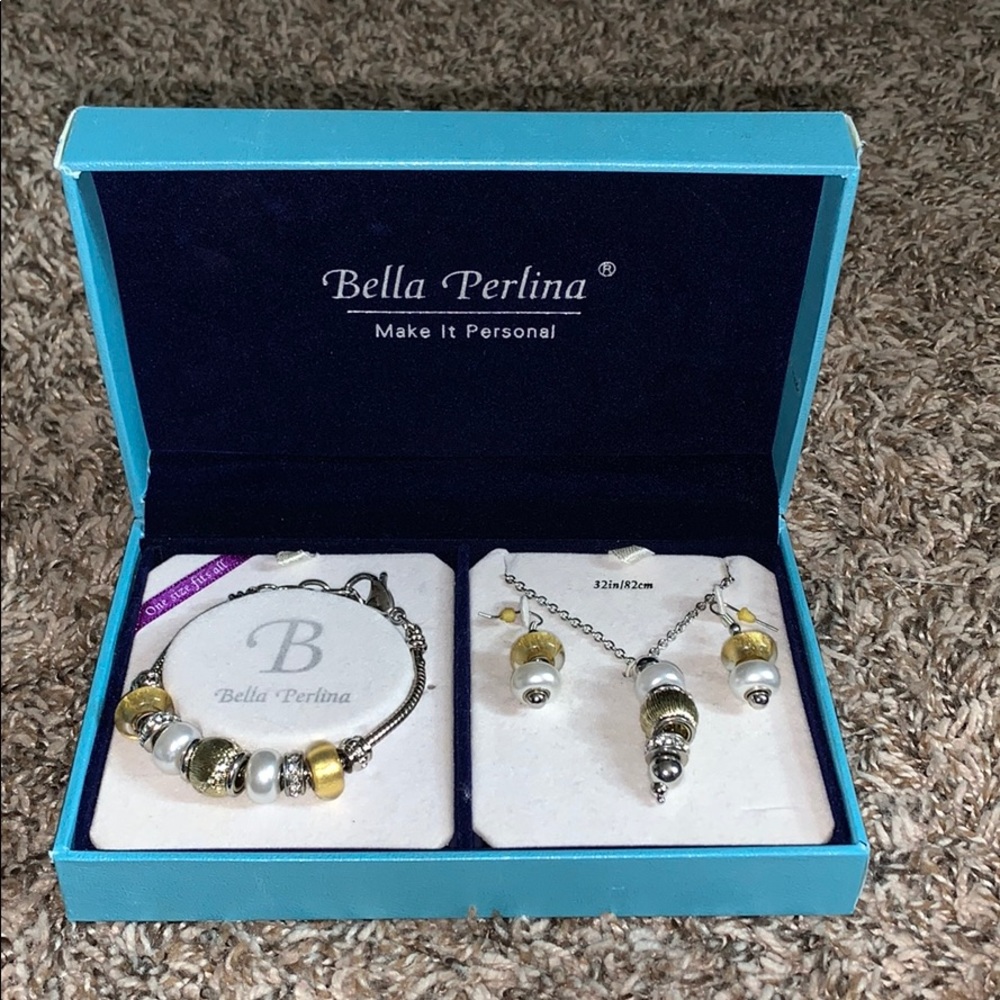 Bella Perlina necklace, bracelet, and earning set.